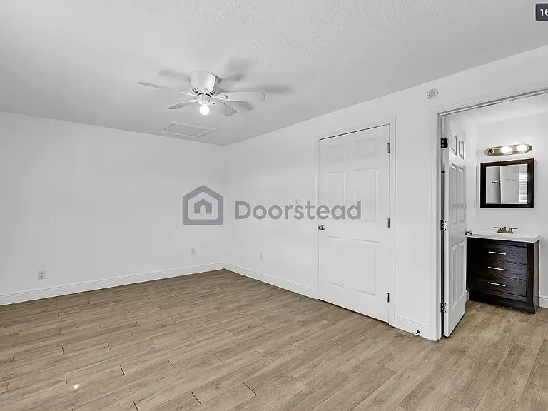 921 Penfield St #B — Photo 4