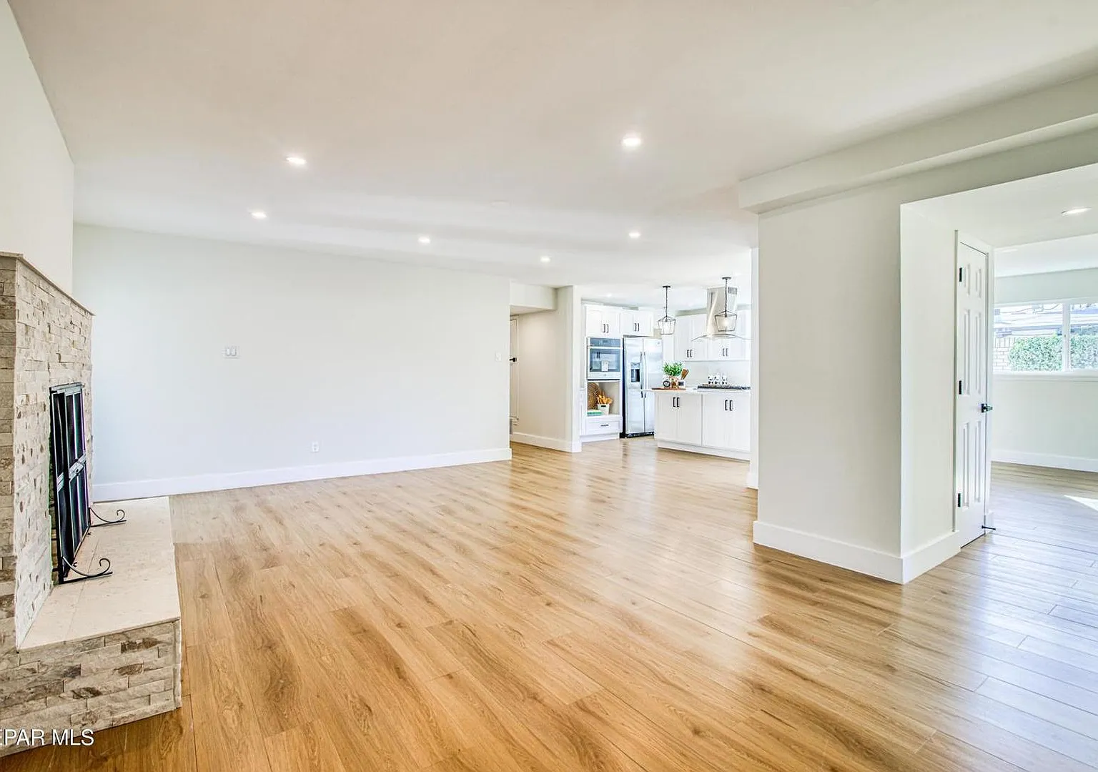 Beautiful remodel 3 bed-2 baths plus extra office space home in Kern Place — Photo 4