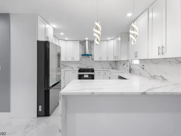 16 Van Buren St, Little Ferry Boro, NJ 07643