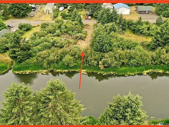Situated on a finger canal directly off of the magnificent Grand Canal which leads into the Fishhook Canal and Duck Lake.