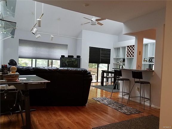 2nd image of 44 Tulip Ct