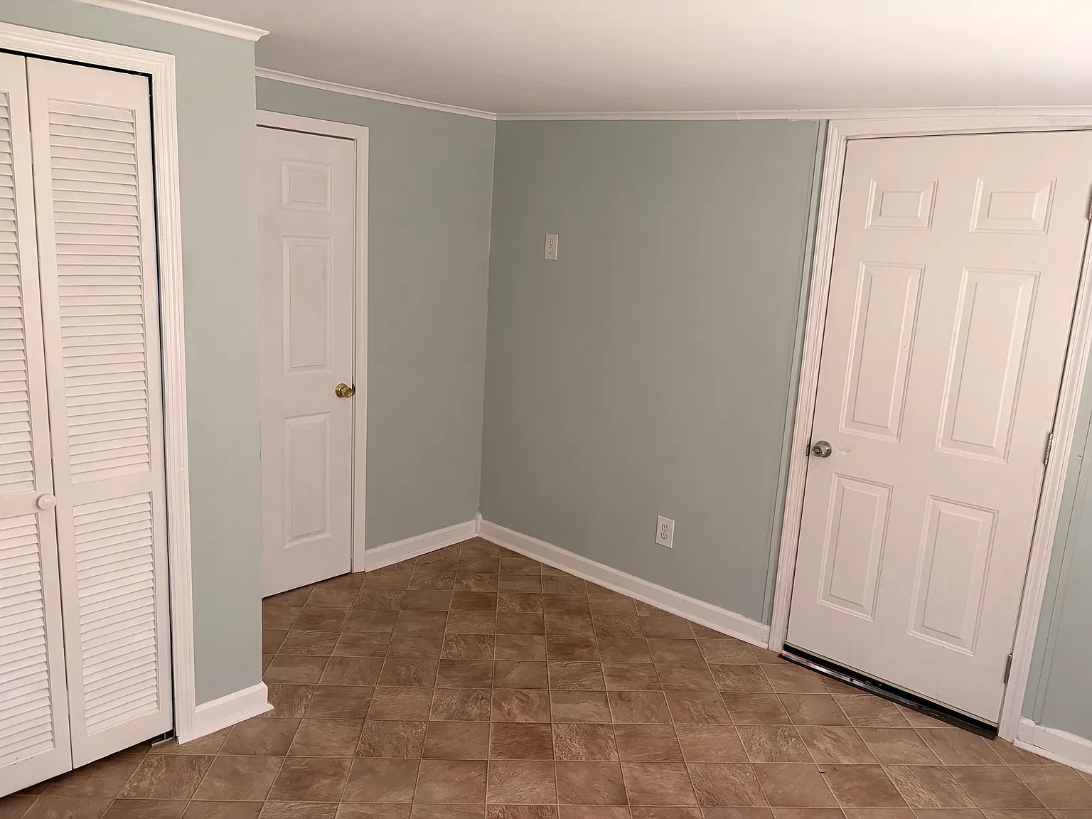 3 bed, 1024 sqft, $1,200 — Photo 3
