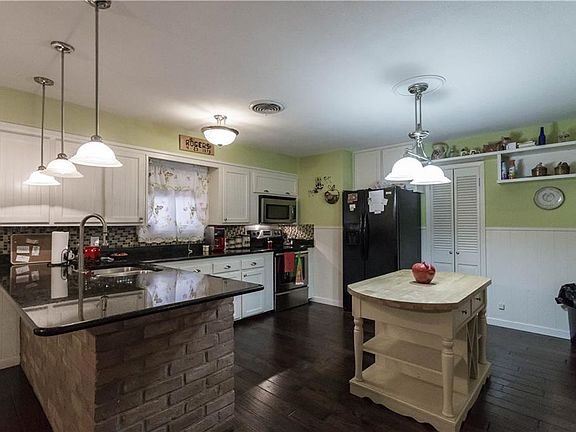 2nd image of 1408 Mockingbird Ln