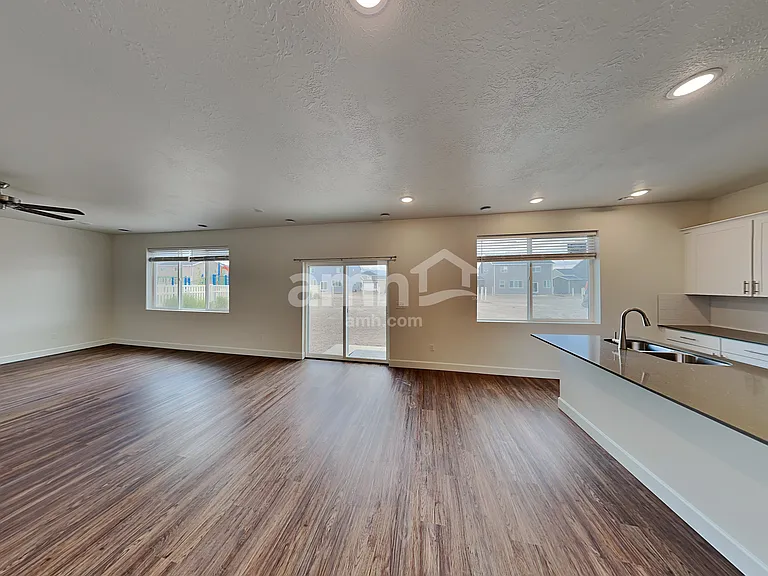 214 N Dry Creek Rd — Photo 5