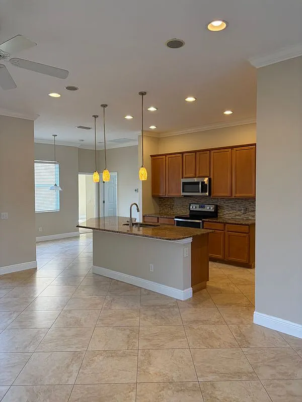3 bed, 2.0 bath, 2013 sqft, $3,250 — Photo 4