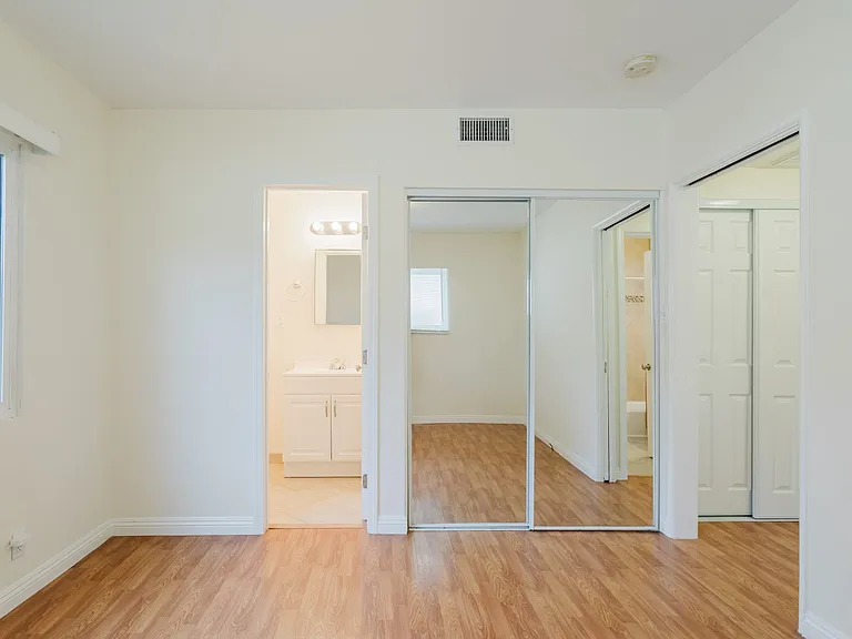 10550 1/4 W Victory Blvd — Photo 18
