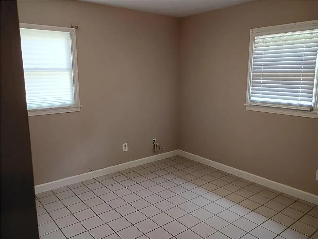 3 bed, 1.0 bath, 864 sqft, $1,000 — Photo 3