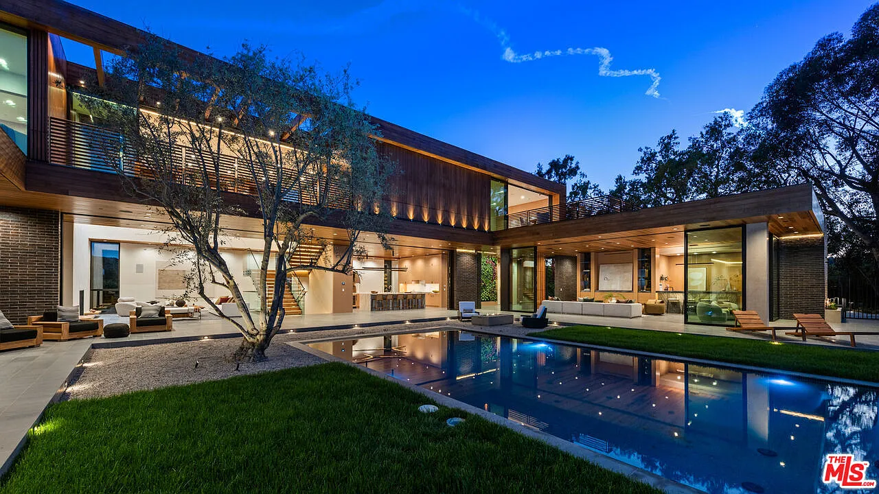 6 bed, 9.0 bath, 8829 sqft, $110,000 — Photo 2
