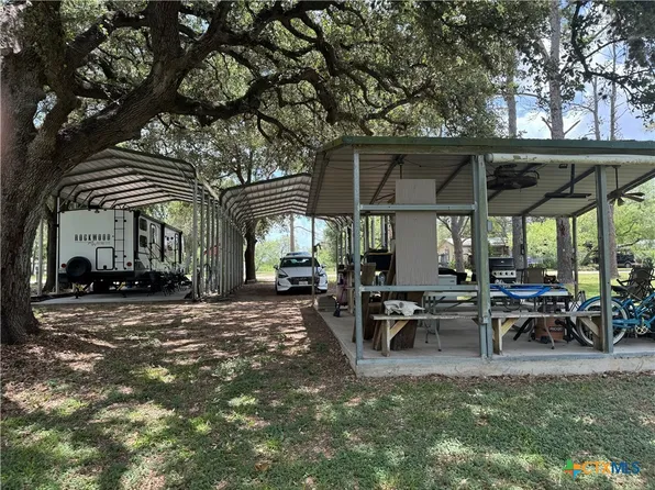 218 Crestview Dr, Cuero, TX 77954