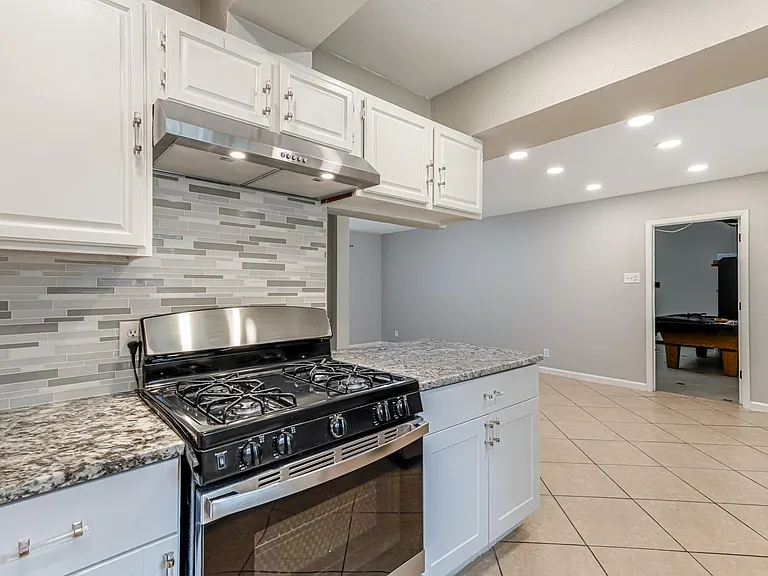 555 Patricia Dr — Photo 13