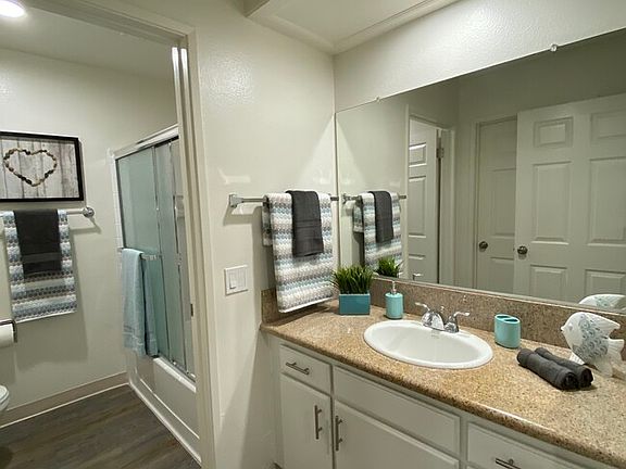 5th image of 424 Kelton Ave #0787f97c4