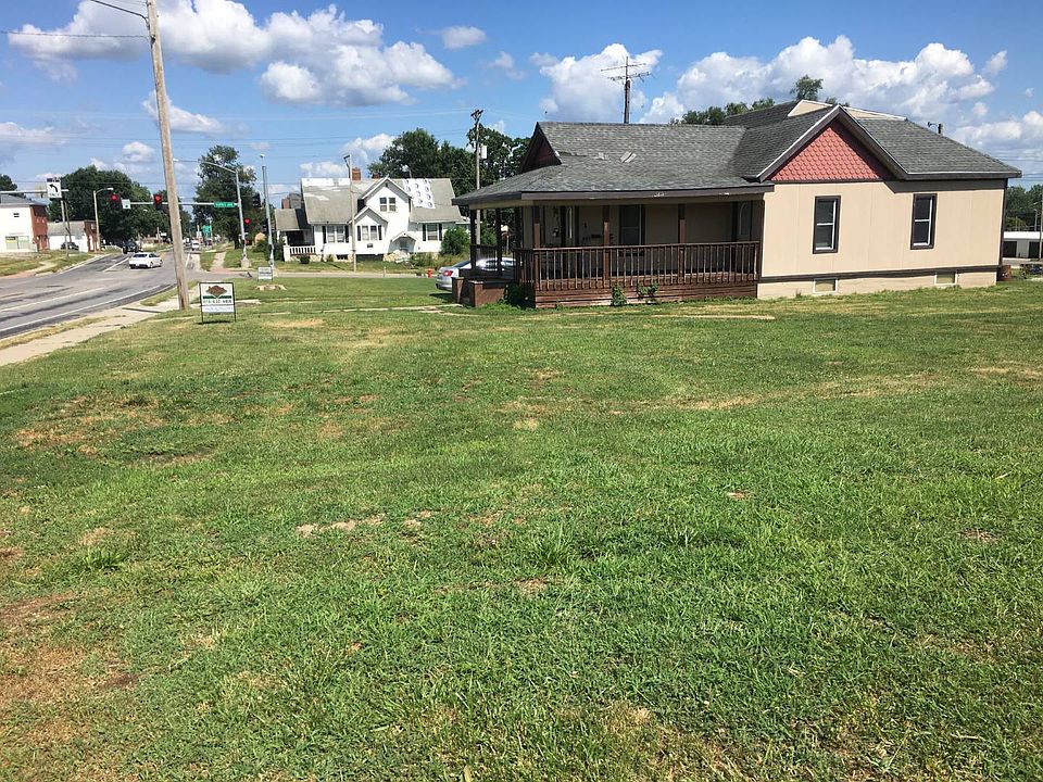 1st image of 906 E 9th St