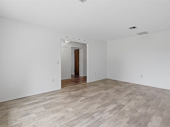 4th image of 15 Preston Cir