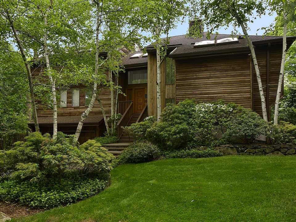 1st image of 27 Roberta Dr