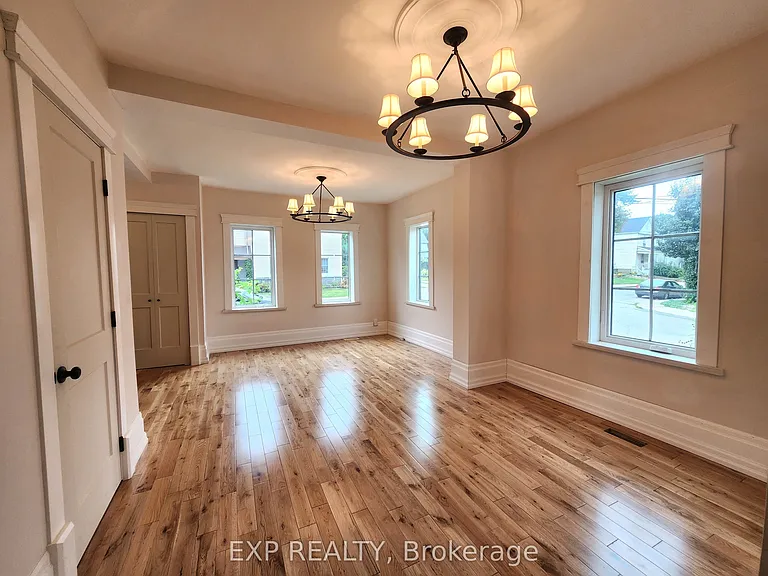 446 Macnab St N — Photo 6