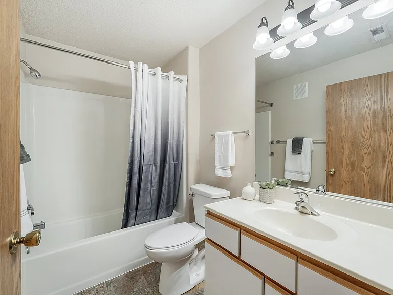 Bennington Hill Apartments — Photo 15
