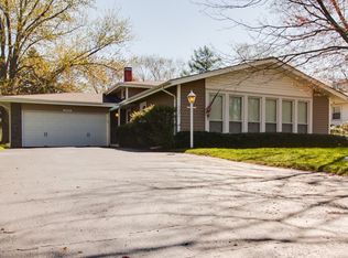 3S131 Cypress Dr, Glen Ellyn, IL