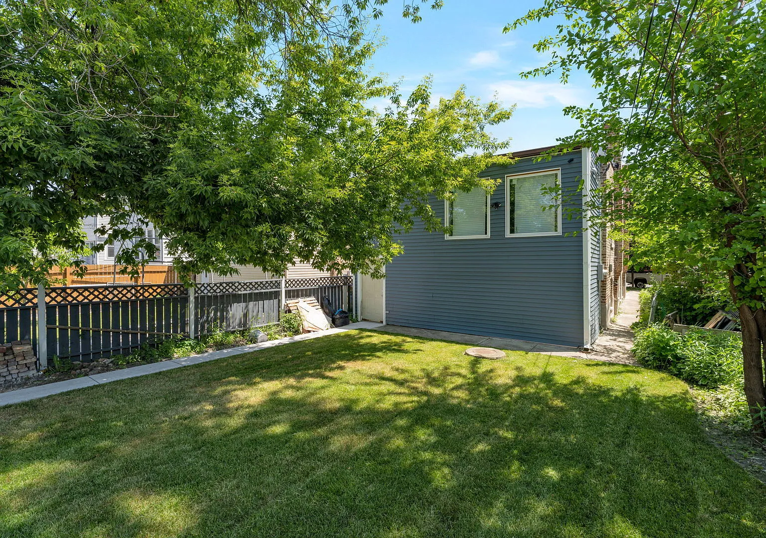 3 bed, 2.0 bath, 4190 sqft, $2,100 — Photo 2