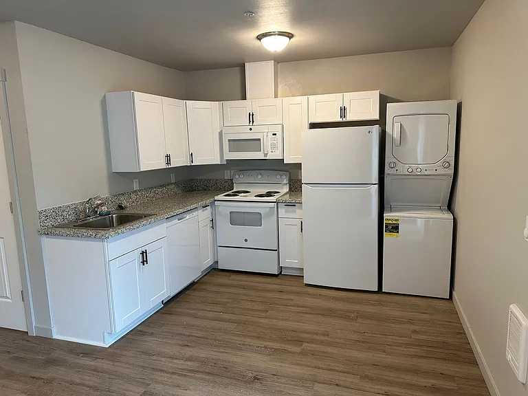 555 N. River Rd. — Photo 7