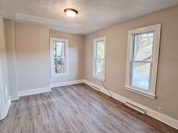 4th image of 72 Argyle Ave