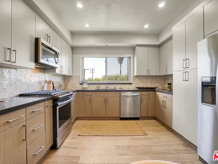 166 S Hayworth Ave #201 — Photo 21