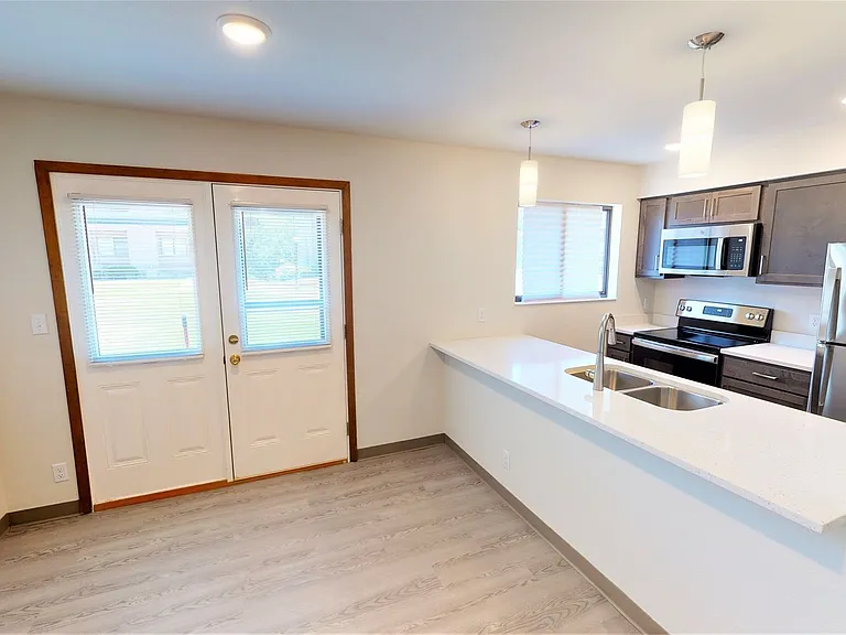 213 S Sheldon Ave — Photo 4