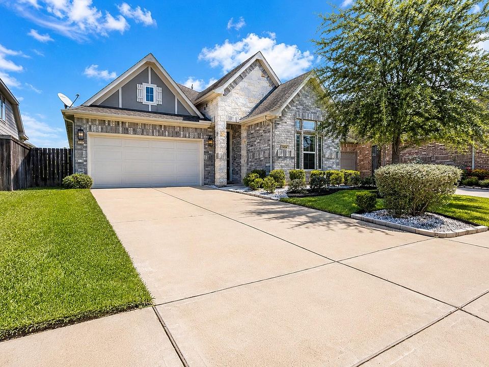 1st image of 2414 Manor Valley Ln