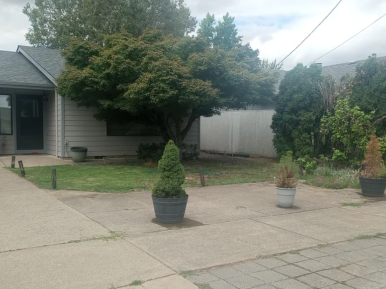 1015 Clinton Dr — Photo 1