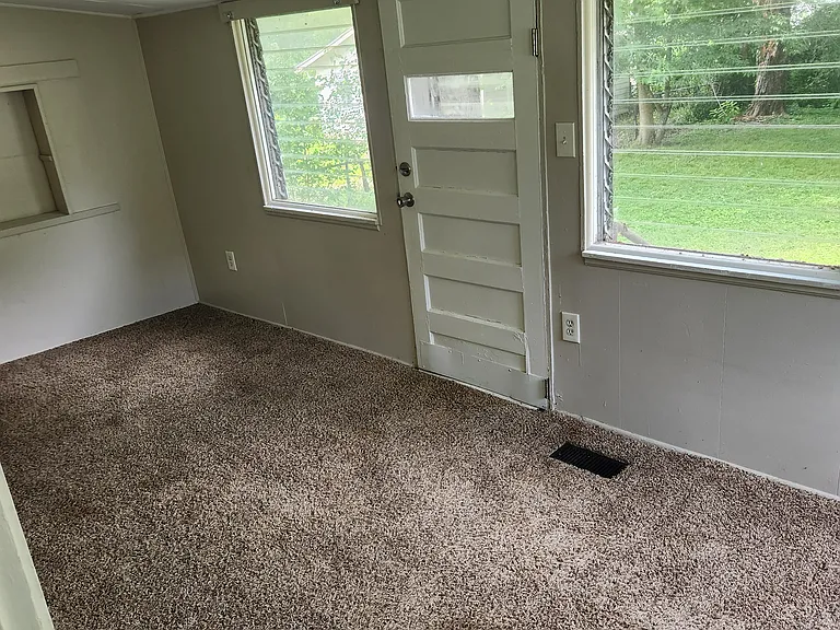 2608 N Elsas Ave — Photo 6