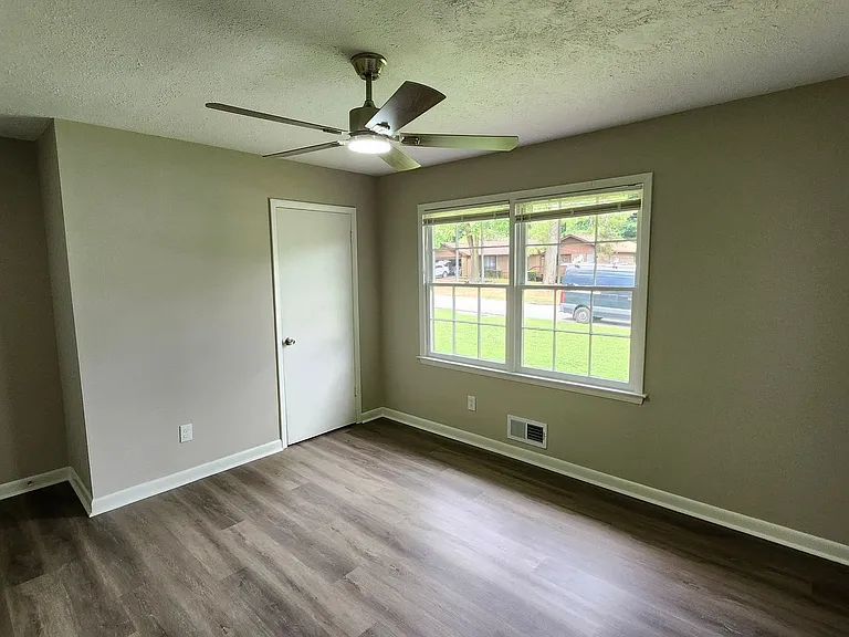 1007 Strawberry Ln — Photo 13