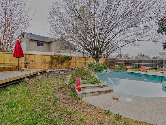 3rd image of 220 Menlo Park Dr