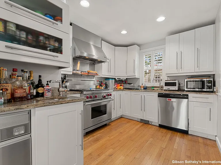 304 W 3rd St — Photo 3