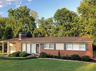 8415 Louwen Dr, Saint Louis, MO 63124