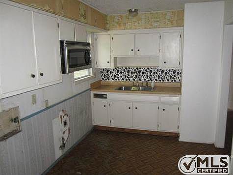 3rd image of 122 Tarrant Dr
