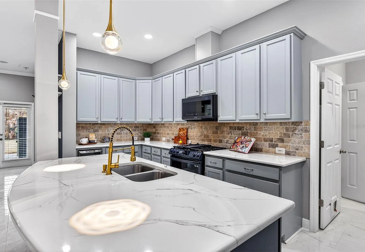 4 bed, 3.5 bath, 2380 sqft, $3,200 — Photo 3