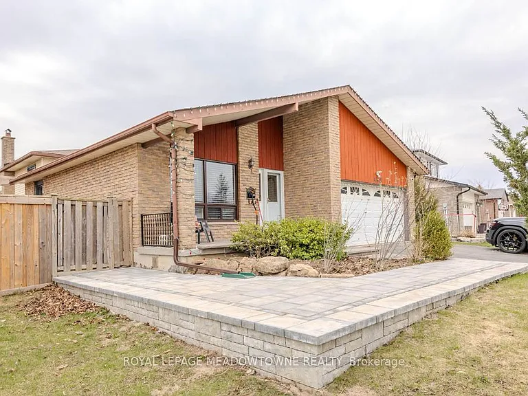 468 Gowland Cres #BASEMENT — Photo 1