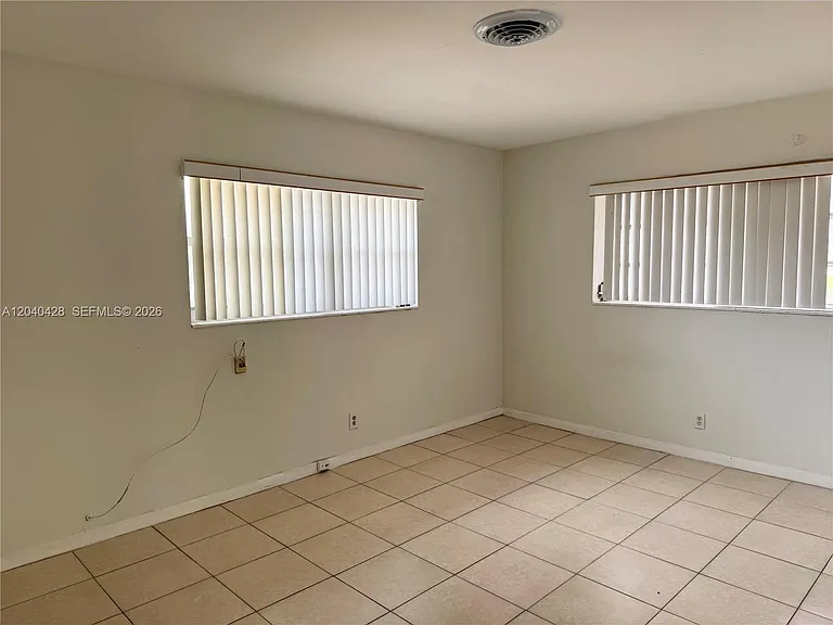 2801 NE 49th St #7 — Photo 4