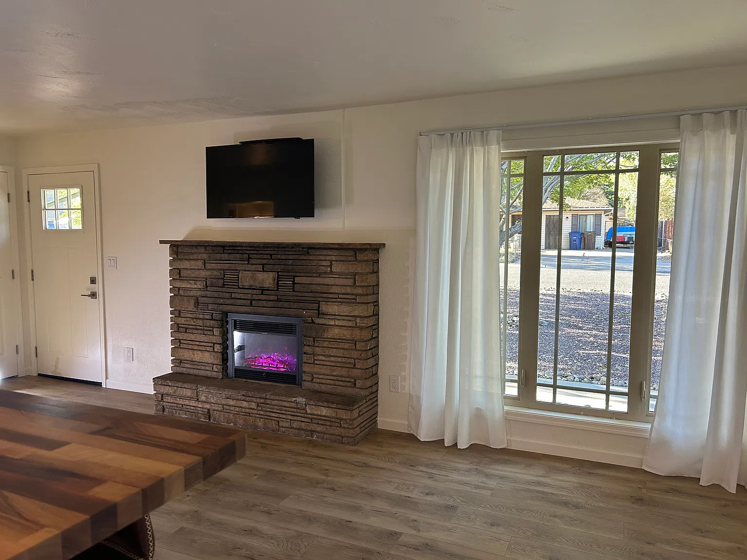 3 bed, 1.5 bath, 1031 sqft, $2,600 — Photo 2