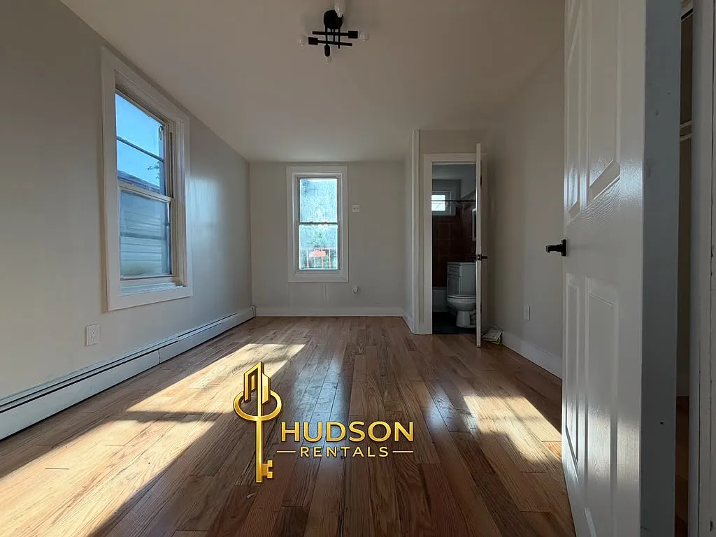Studio, 500 sqft, $1,750 — Photo 2