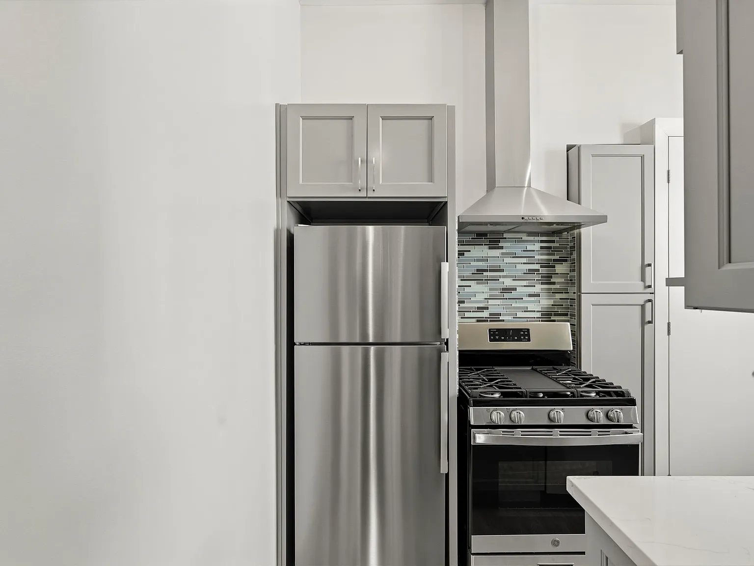 Top-Floor 2BR with In-Unit Laundry & Parking Included — Photo 3