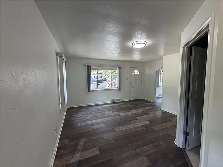 1113 Rochester Rd — Photo 12