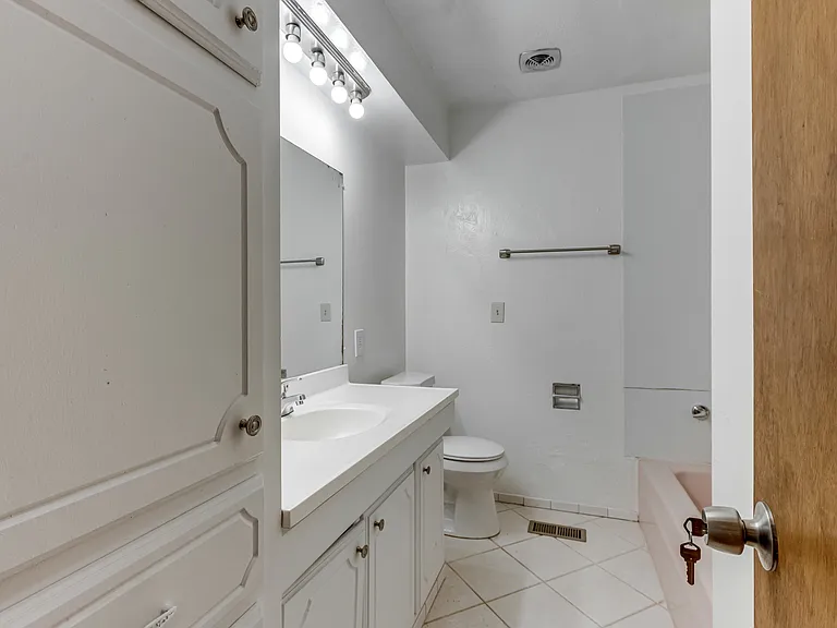7109 NW 6th St — Photo 33
