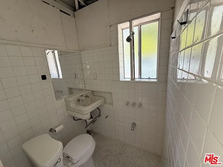 802 Superba Ave — Photo 17