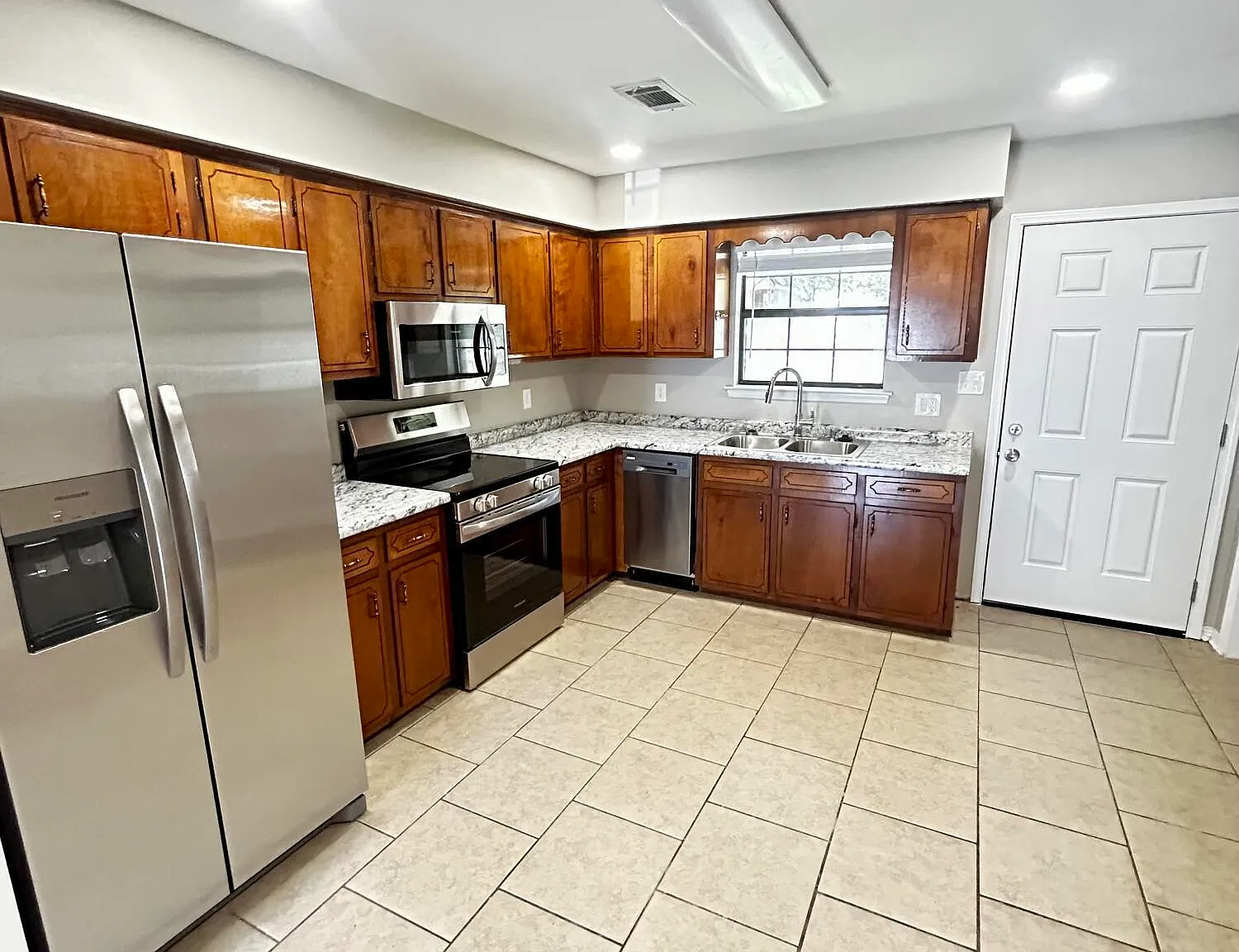 2 bed, 1.0 bath, 700 sqft, $1,000 — Photo 3