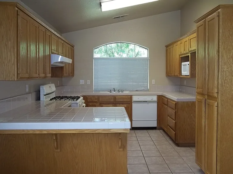6137 N Alva Ave — Photo 2