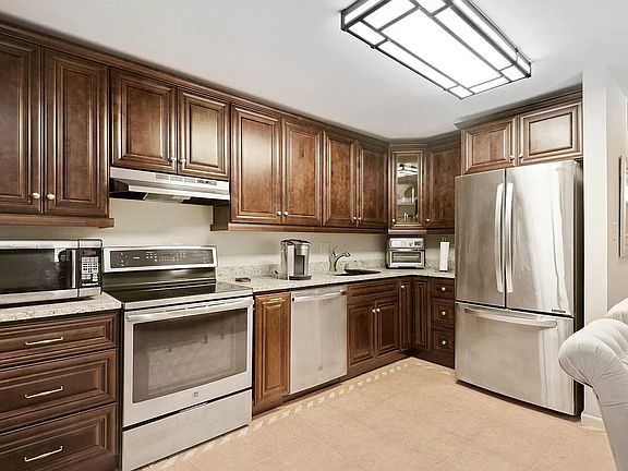3rd image of 5702 Brewer House Cir