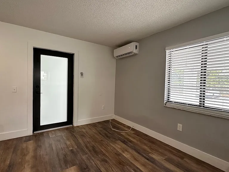 529 SW 4th St — Photo 15
