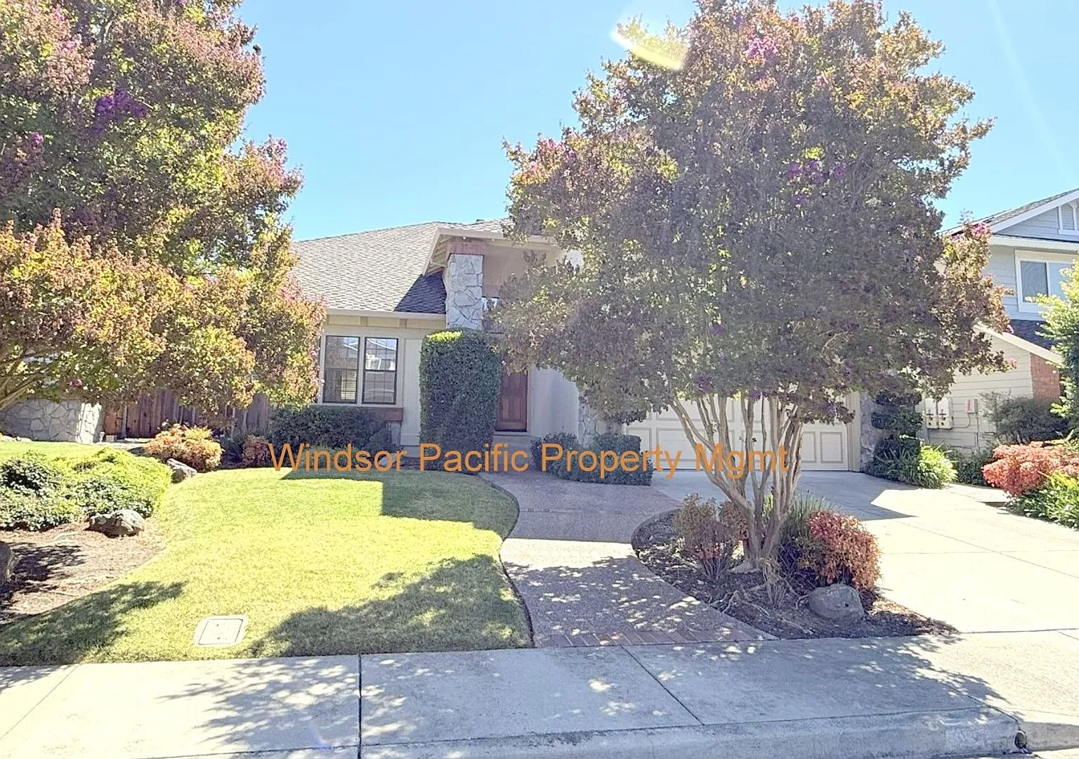 Upgraded Flooring Throughout ! New Paint ! Court Location & Close To Great Parks, Shopping and Bl... — Photo 2