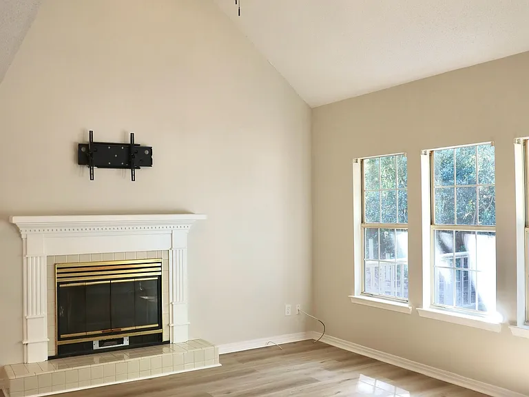 102 Laguna Cir — Photo 17