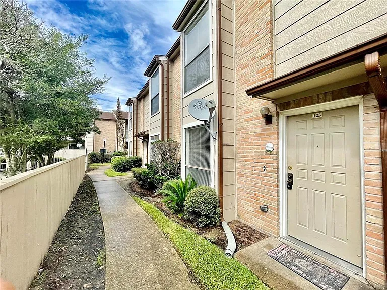 2100 Wilcrest Dr #123 — Photo 15